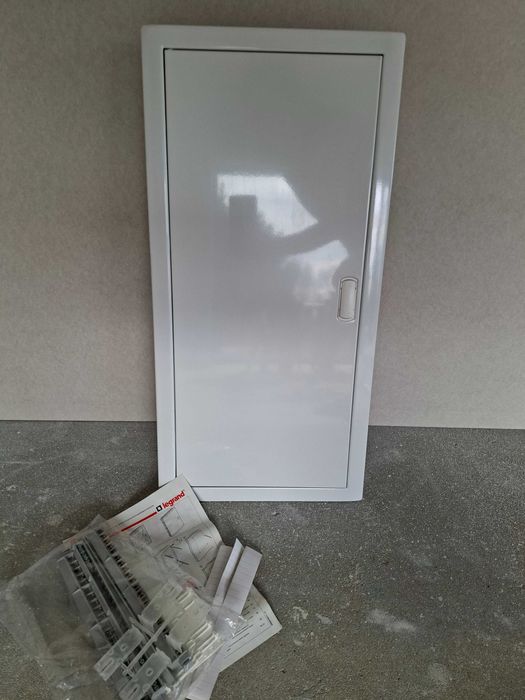 Rozdzielnica podtynkowa Legrand RWN 4x12 602434 drzwi metalowe