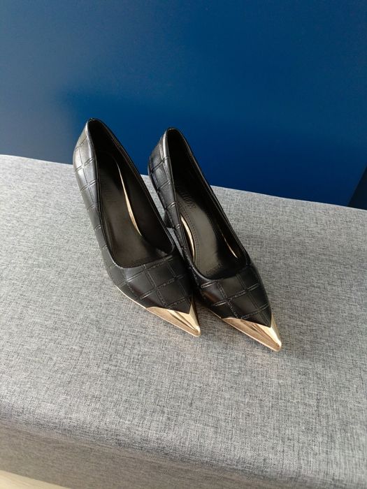 Szpilki czarne ze złotymi dodatkami