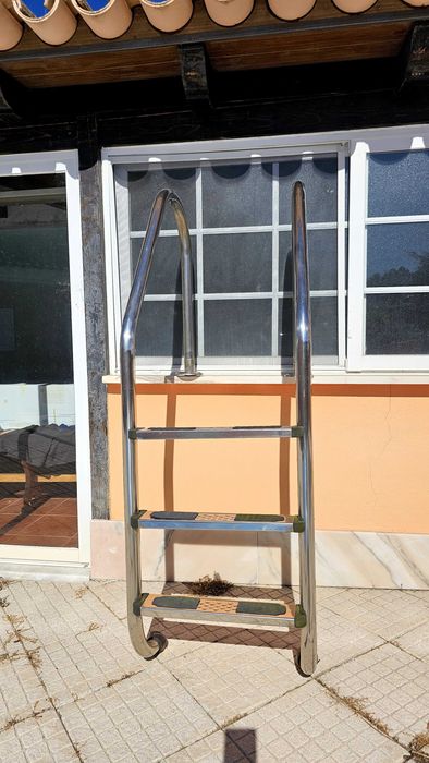 Vendo escada praticamente nova para piscina