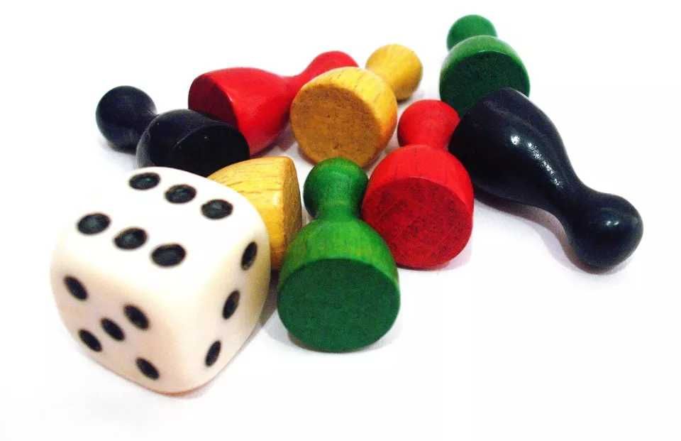 MAJORA - 8 x Pinos em madeira antigos - anos 50 + 1 dado -