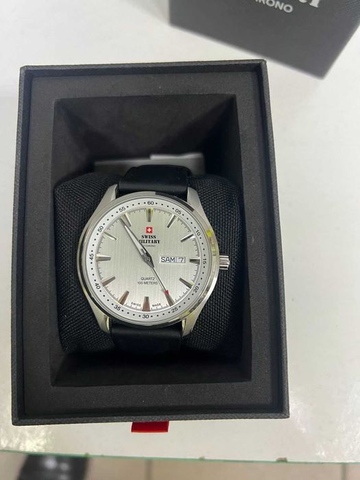 Годинник SWISS MILITARY в дуже гарному стані, повний комплект