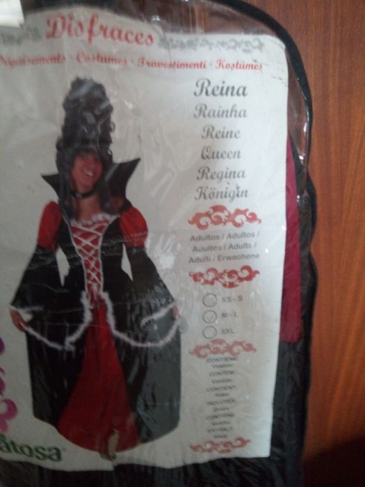 Vestido fantazia rainha e outra de enfermeira