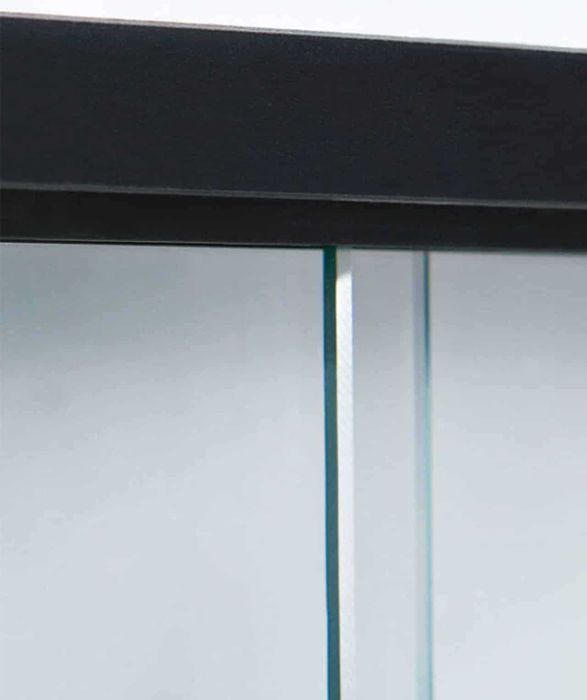 Vitrine preta de madeira e vidro