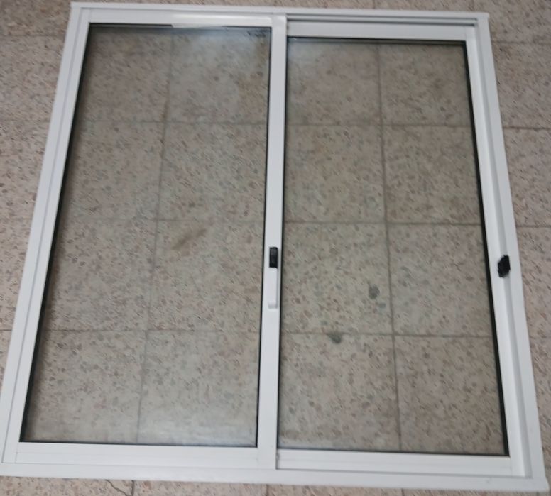 Janela em alumínio branca