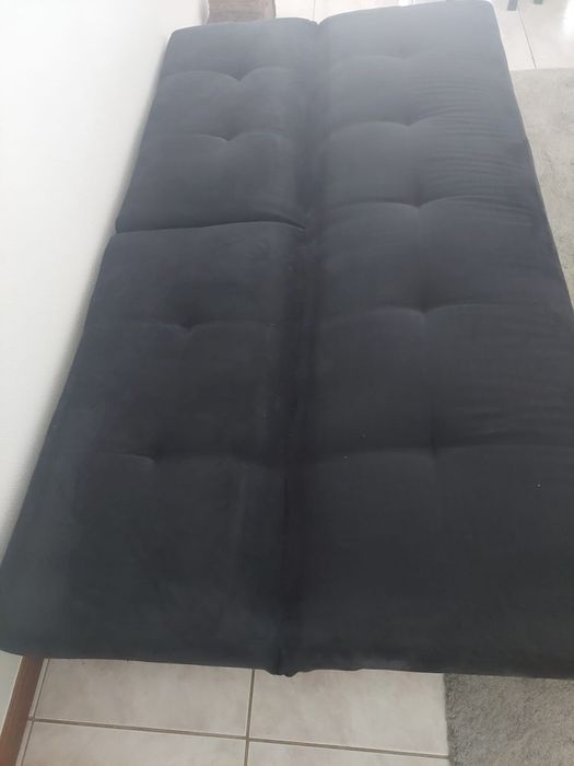Sofá-cama preto usado