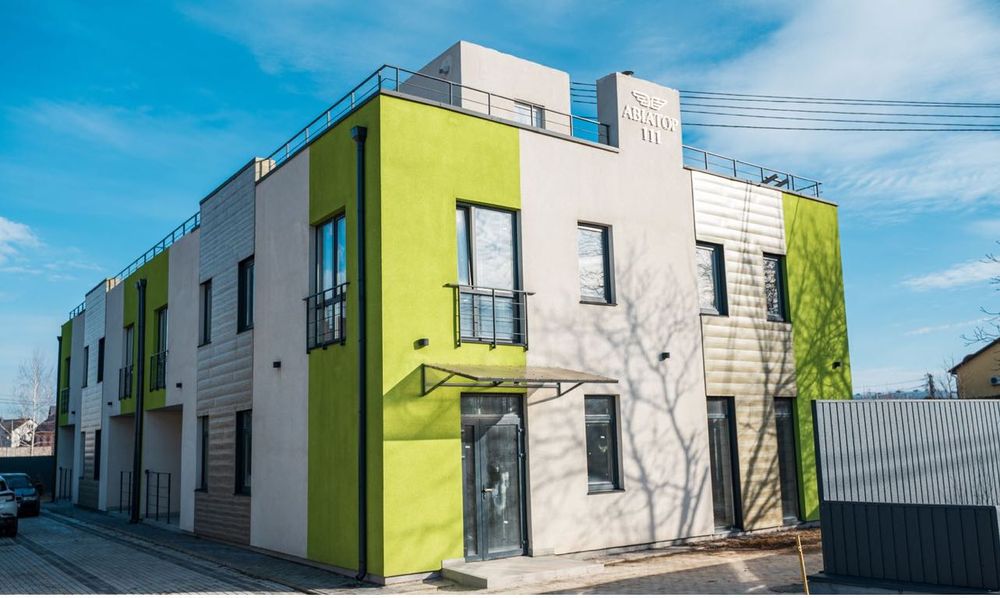 Двоповерховий таунхаус з власною терасою на даху!