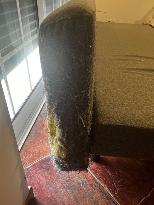 sofá cama um pouco degradado nas laterais