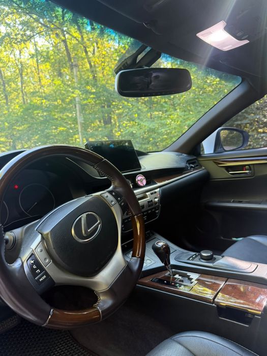 Продам Lexus es 300h