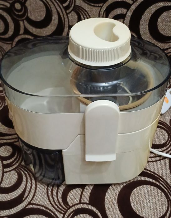 Центробежная соковыжималка Kenwood JE500 белого цвета. 
Тип: центробеж