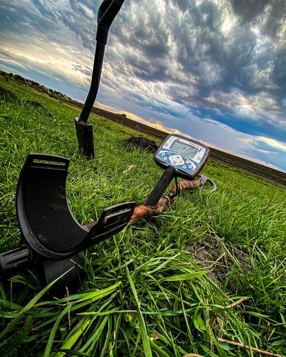 Продам металошукач Minelab X-TERRA 705