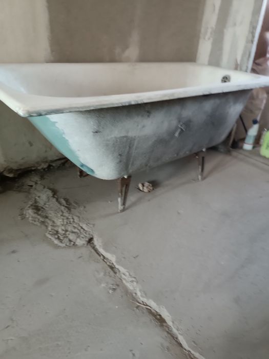 Ванна чавунна на ніжках.