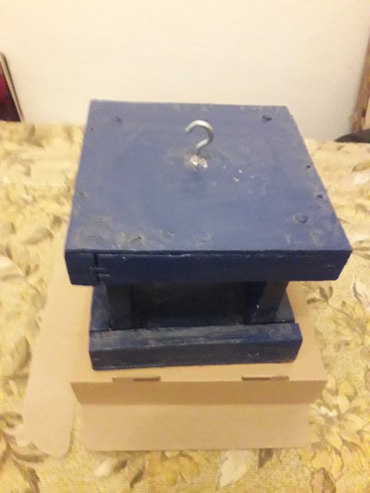 годівниця з гачком для птахів