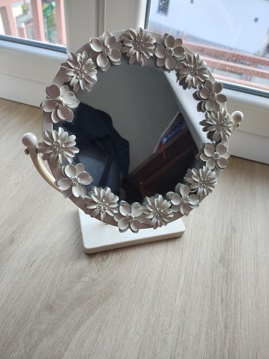 Ozdobne lusterko do makijażu