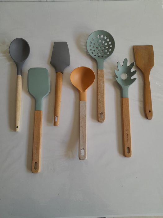 Conjunto inclui utensílios de cozinha feitos de silicone de grau alimentar com cabos de madeira