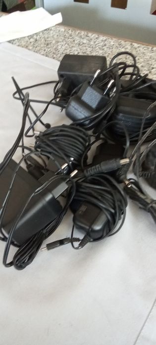 Vários carregadores de telemóveis