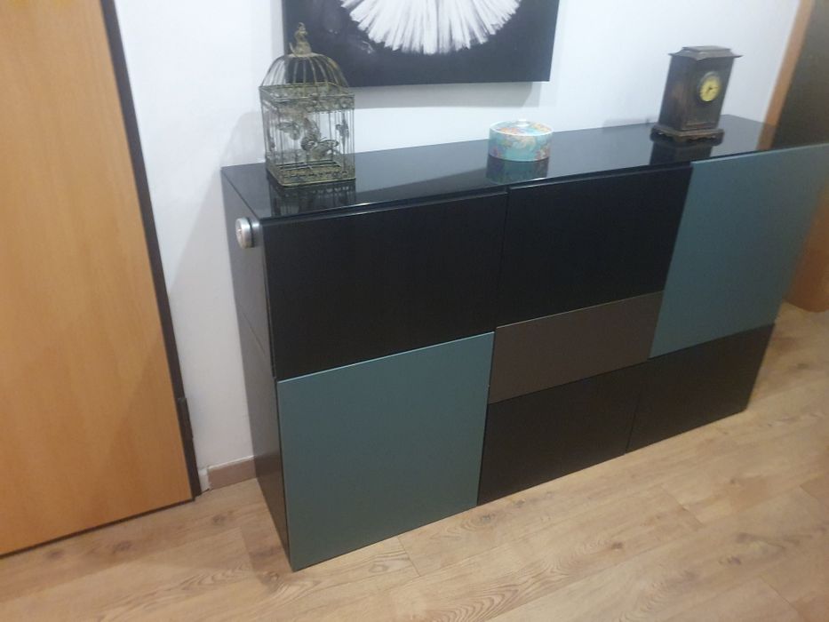 Aparador muito elegante do Ikea com muita arrumação