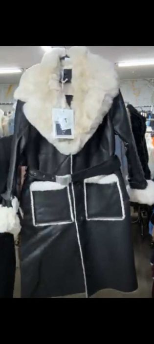 Piękny płaszcz z futerkiem