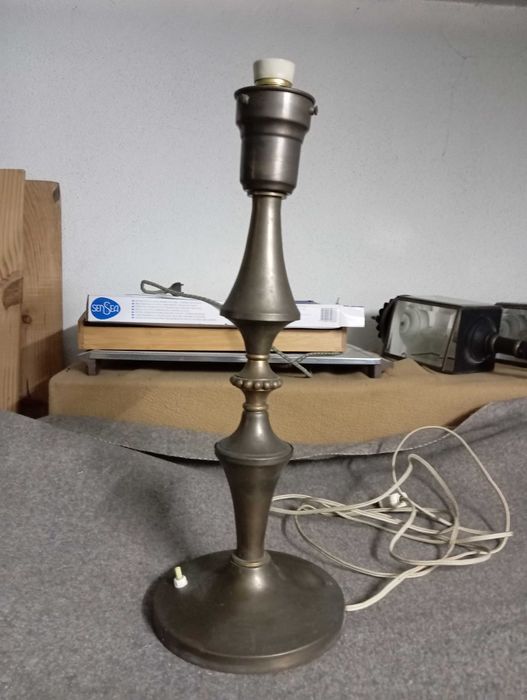 Candeeiro de mesa em bronze.