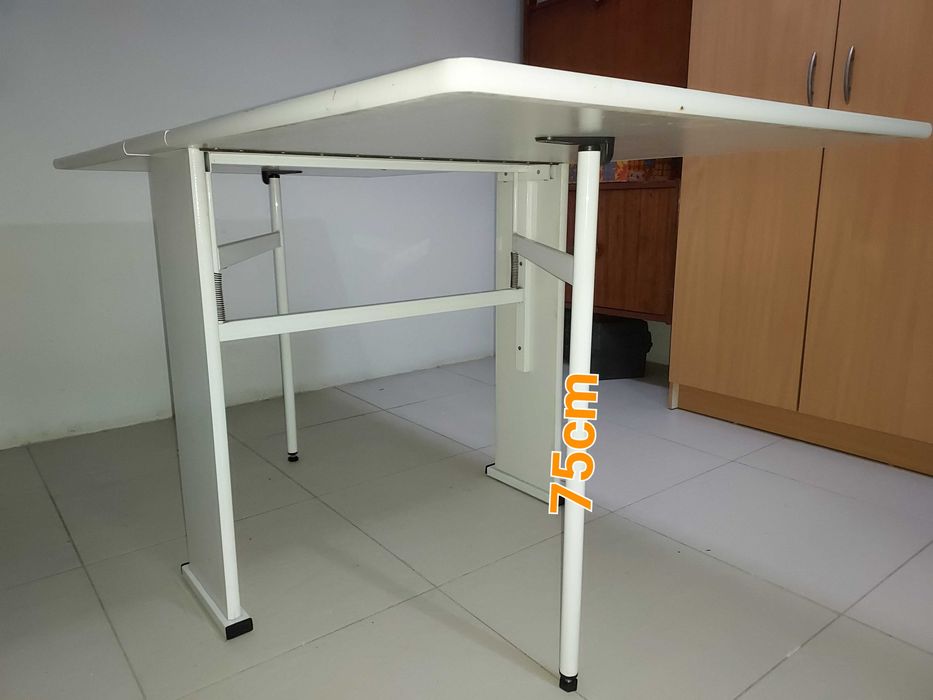 Mesa branca dobrável