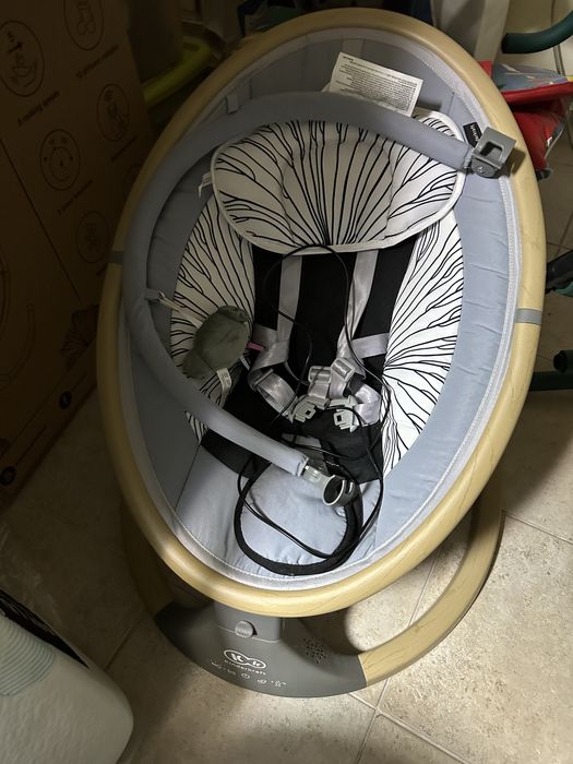 Baloiço bebé rotativo recarregável com música Kinderkraft