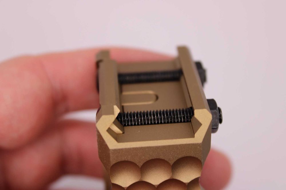 Компактна передня ручка-упор  перенесення вогню LDAG