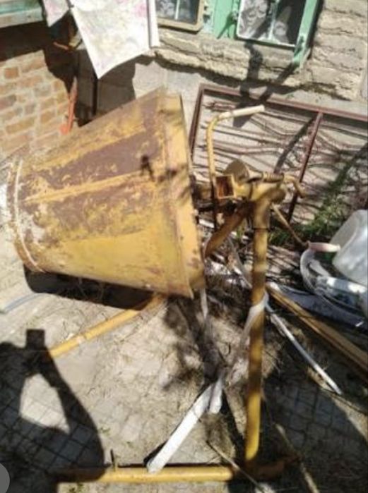 Бетонозмішувач робочий готовий до використання