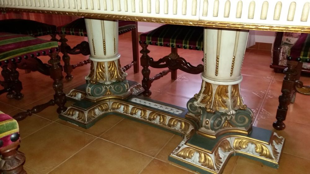 Mesa de estilo inglês com 8 cadeiras