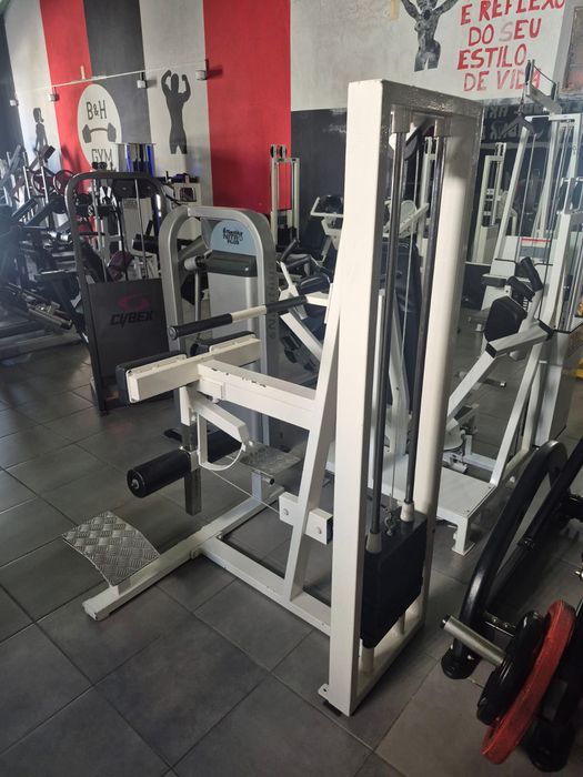 Leg curl em pé ginasio