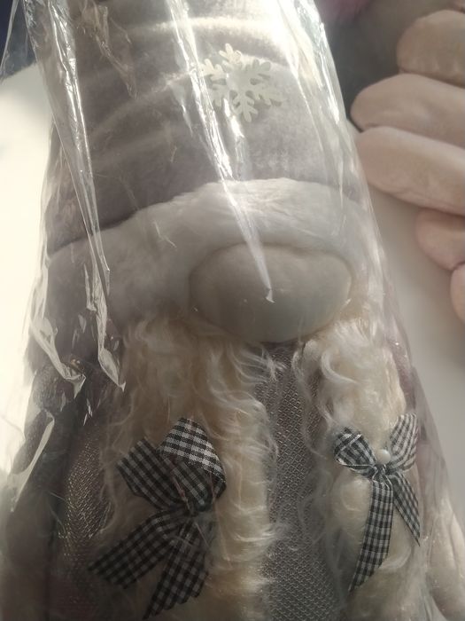 Pluszowy krasnal szary z kokardkami blond uroczy idealny na prezent