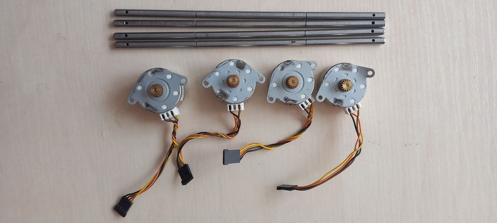 Набір  4 крокових двигунів та 4 вала для станка чпу.