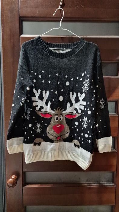 Светр з кумедним оленем