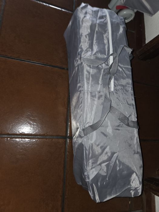 Cama de viagem como nova cinzenta