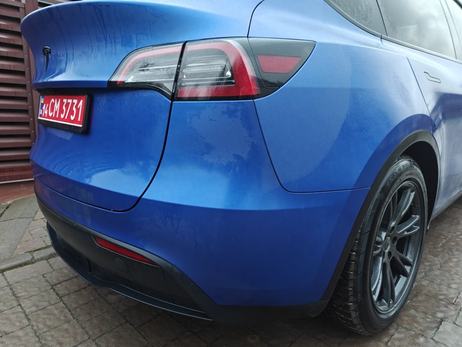 Тесла Y повний привід найкраща високовольтна батарея 82 кВт сім місць у салоні.
Колір автомобіля фантастичний матовий який змінює глибину відтінку в  залежності від освітлення. Колір яким ви будете виділятися серед автомобілів. Авто приїхало з штатів без ДТП було механічне пошкодження по ходовій частині. Поставили всі нові зимові колеса докупили килимки Єва придбали для вас нову зарядку  поставили європейський модем інтернет присутній круглодобово в машині.
Тесла - це ваш автомобіль одна з кращих пропозицій на ринку