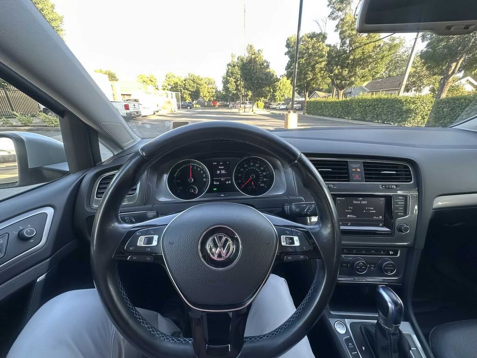 Volkswagen e-Golf      2015