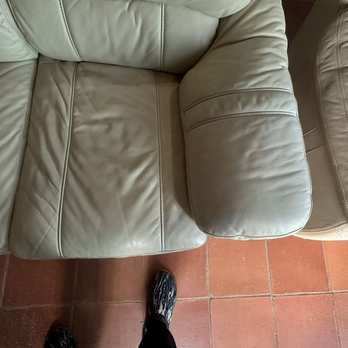 dois sofás de ecopele de tone creme