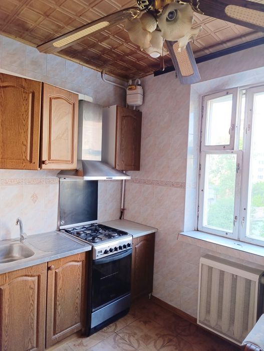 Продам трикімнатну квартиру на Озерній