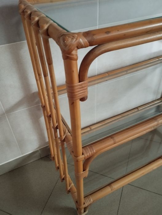 Estante de bambu e prateleiras de vidro