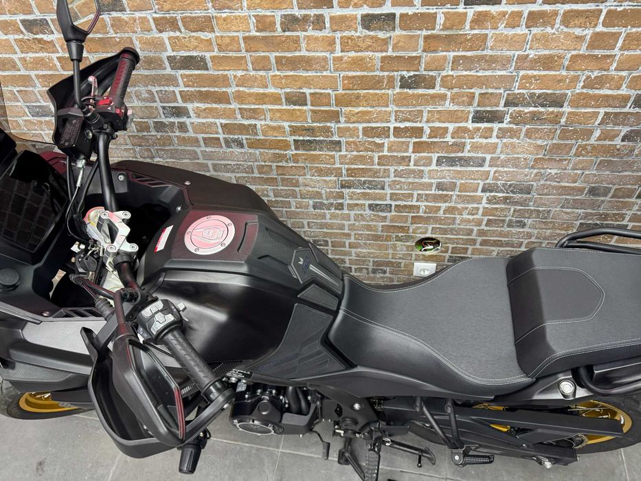 Voge 525 DSX Black Knight 10 mil Kms JAN 25