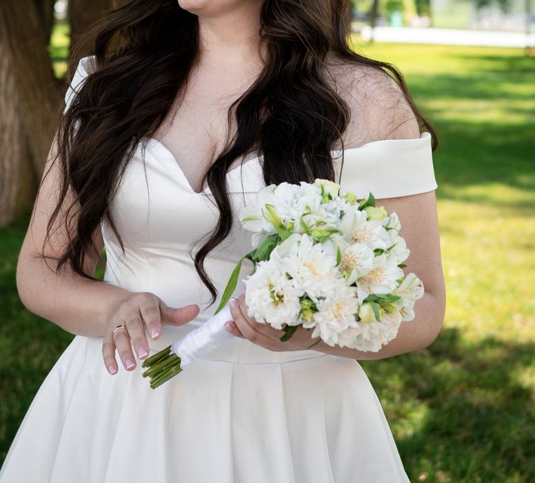 Продам весільну сукню розмір 50.