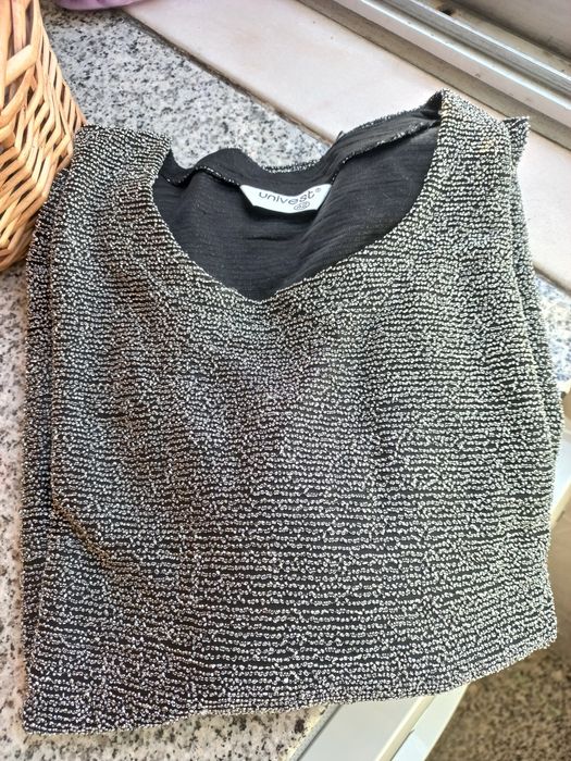 Blusa cinzenta em material com brilho