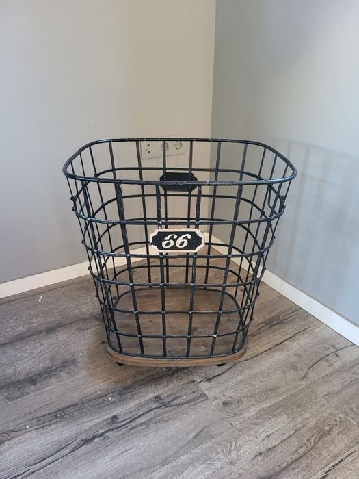 Cesto de metal com rodas