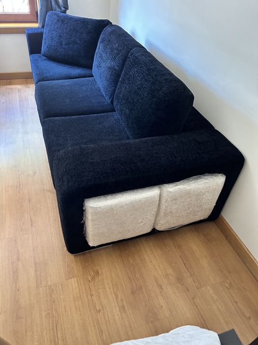 sofá preto de três lugares