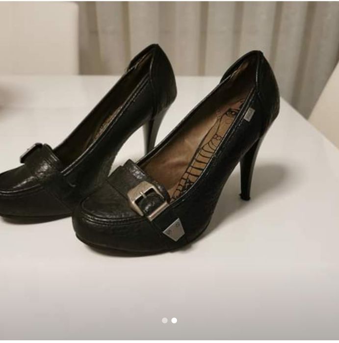 Sapatos em pele n. 39