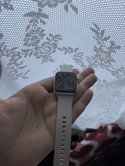 Продам Apple WatchSE