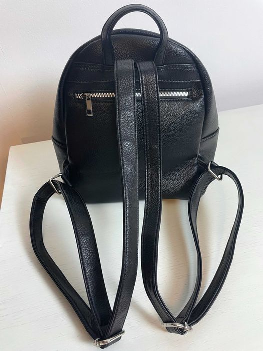 Mały pojemy, podręczny plecaczek CZARNY