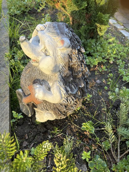 Figura ogrodowa piękny jeż ogród