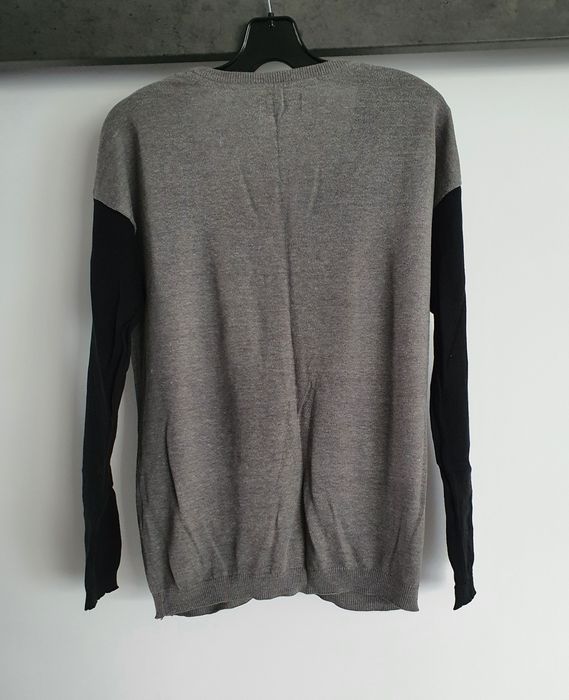 Bawełniany sweterek kardigan dekolt w serek zapinany na guziki