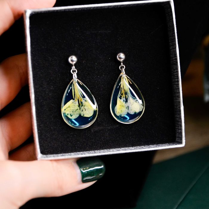 Kolczyki krople z kwitami polnymi na błękitnym tle