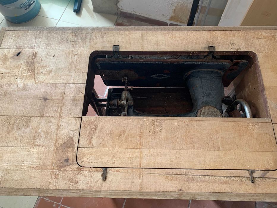 Vendo máquina de costura antiga com Pé em ferro fundido
