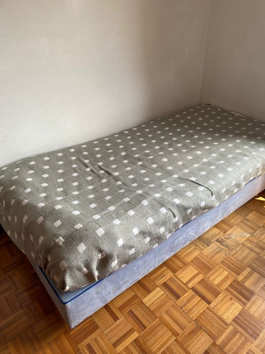Cama de solteiro com mesinhas de cabeceira